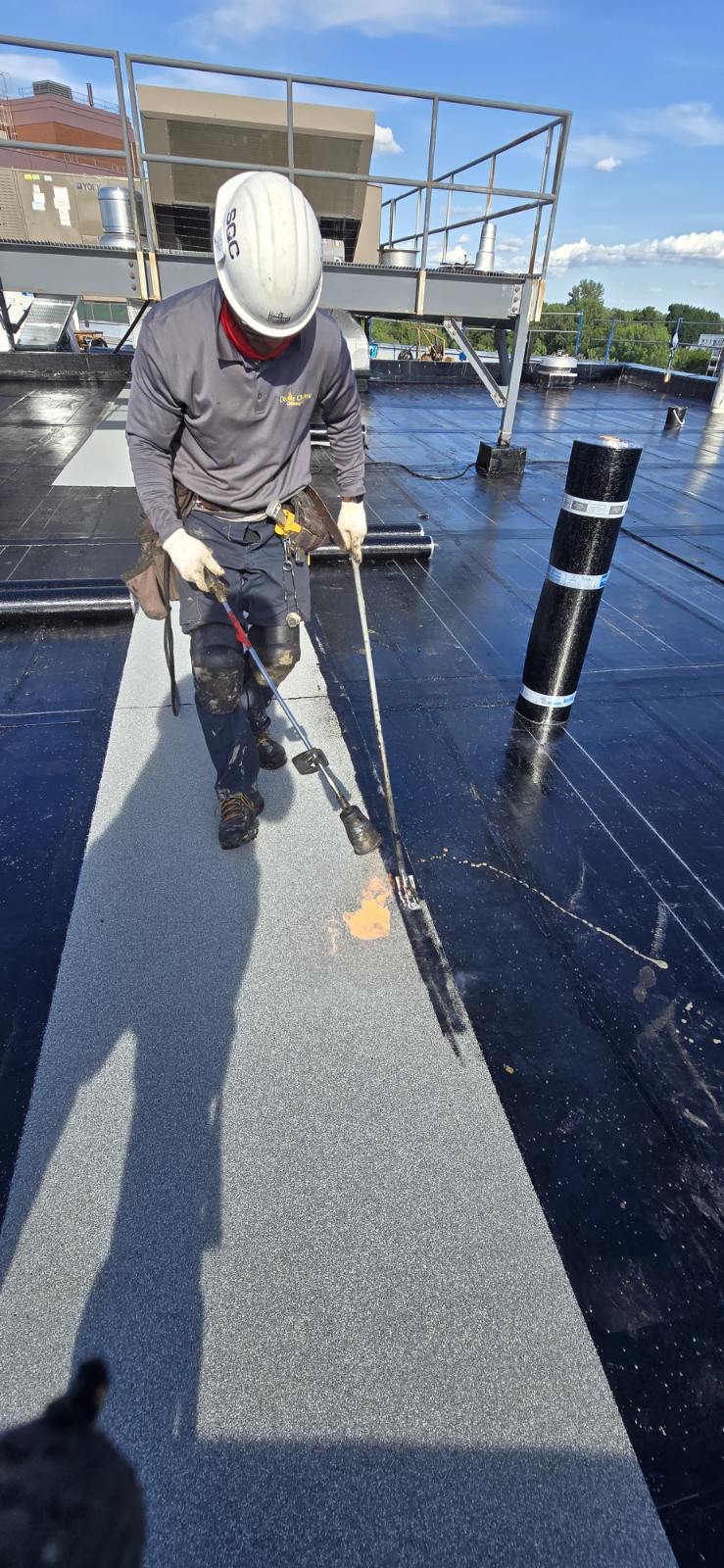 Soudure de membrane élastomère au chalumeau — réalisation de toiture par Les Couvertures LFB inc. à Montréal
