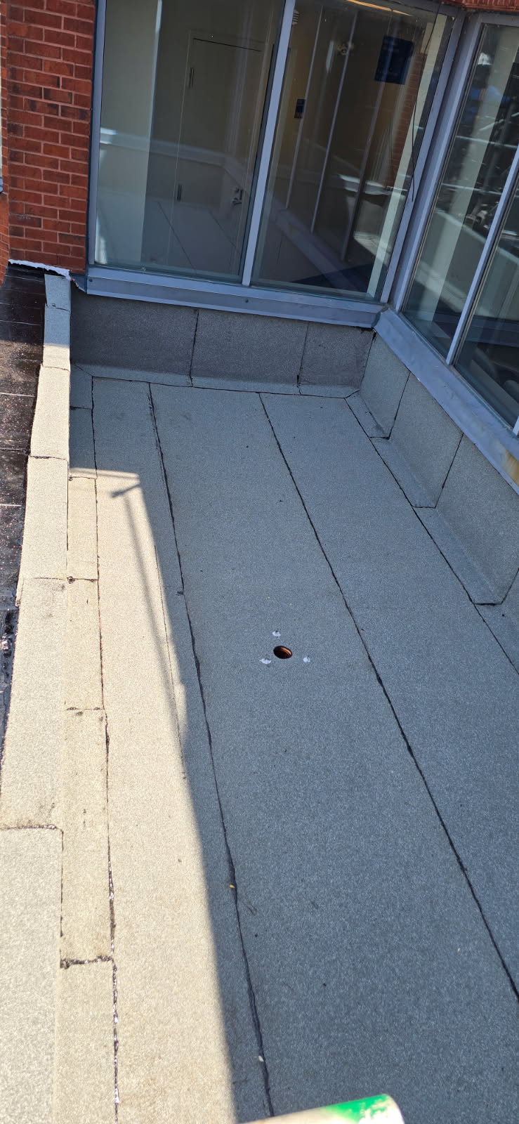 Balcon-terrasse — membrane élastomère — réalisation de toiture par Les Couvertures LFB inc. à Montréal