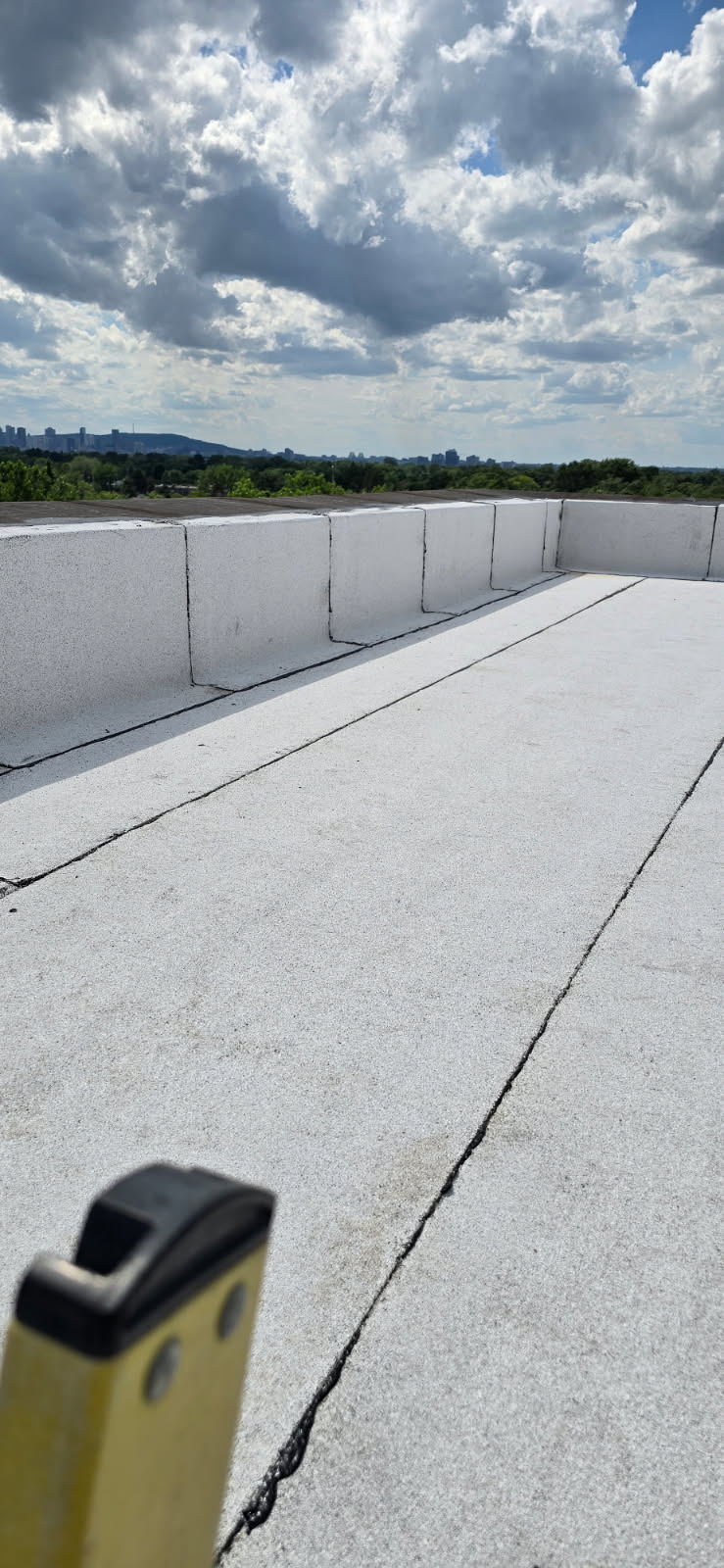 Toit plat — membrane blanche et parapet — réalisation de toiture par Les Couvertures LFB inc. à Montréal