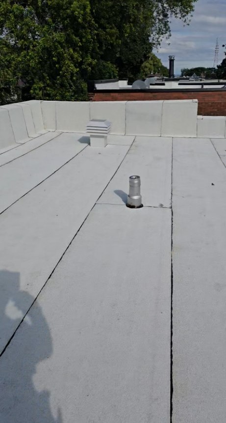 Toit plat blanc — évent et parapet — réalisation de toiture par Les Couvertures LFB inc. à Montréal