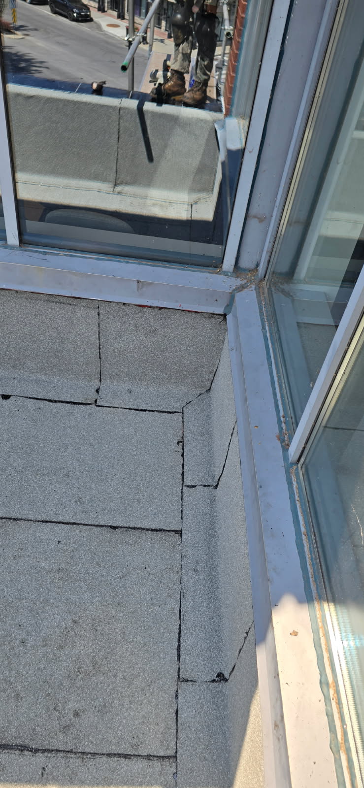 Solins et parapet autour d'une fenêtre — réalisation de toiture par Les Couvertures LFB inc. à Montréal