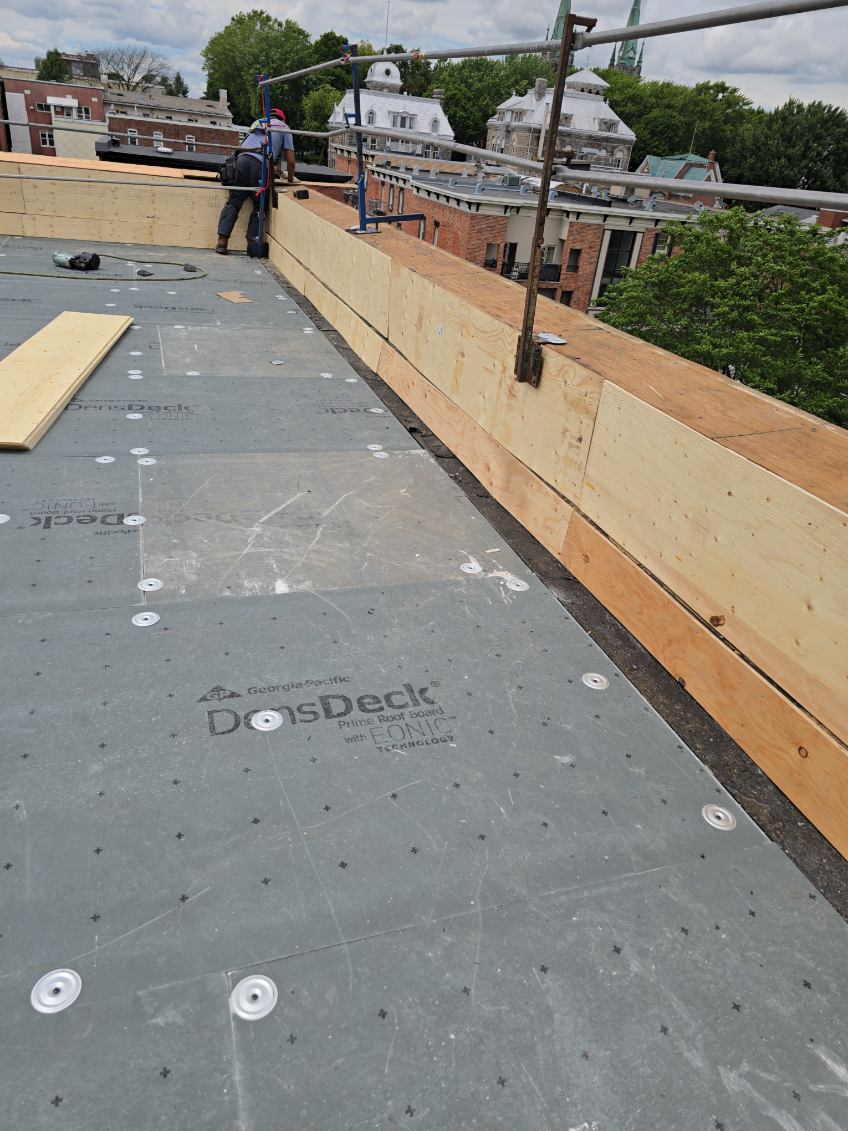 Pose du panneau de couverture DensDeck — réalisation de toiture par Les Couvertures LFB inc. à Montréal