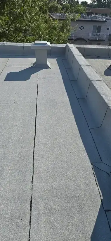 Détail de parapet — exécution soignée — réalisation de toiture par Les Couvertures LFB inc. à Montréal