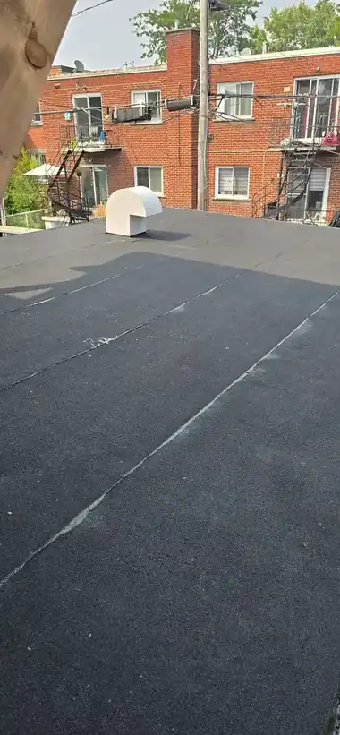 Détail de solin et muret — réalisation de toiture par Les Couvertures LFB inc. à Montréal