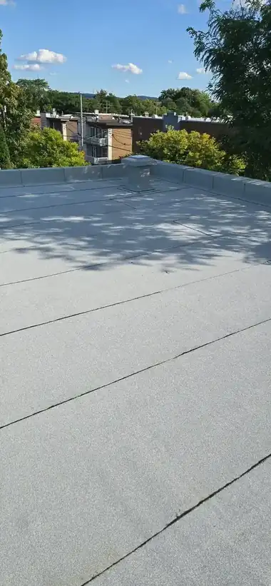 Toit plat résidentiel — membrane installée — réalisation de toiture par Les Couvertures LFB inc. à Montréal